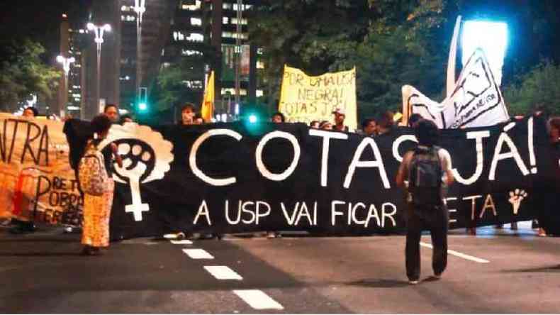 'Cotas j, a USP vai ficar preta', diz faixa em manifestao a favor de cotas raciais na Universidade de So Paulo