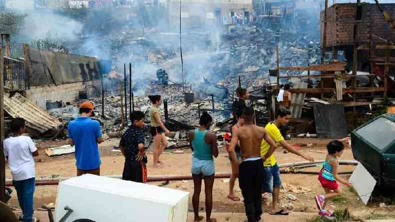 Moradores observam incndio em favela (Paraispolis, 2017)