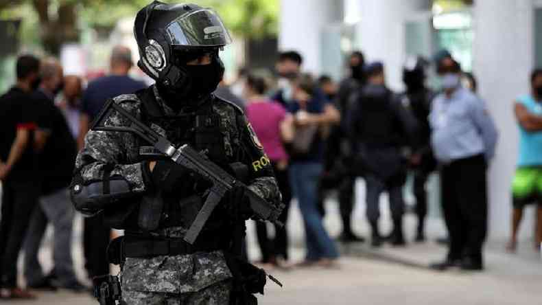 Policial faz patrulhamento em frente a hospital de Manaus(foto: Reuters)