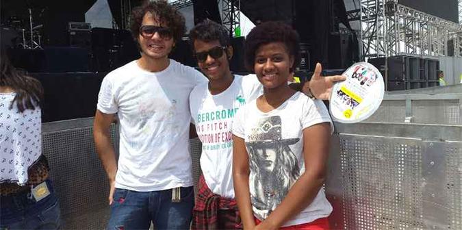 Guilherme, Lucas e Ana Júlia chegaram cedo para garantir os melhores lugares da fila. Ana Júlia e Lucas vieram de Pará de Minas só para o show.(foto: Valquíria Lopes/EM/D.A Press ) Guilherme, Lucas e Ana Júlia chegaram cedo para garantir os melhores lugares da fila. Ana Júlia e Lucas vieram de Pará de Minas só para o show.(foto: Valquíria Lopes/EM/D.A Press )