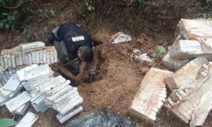 A droga estava escondida no Bairro Rosário I(foto: Polícia Militar (PM) / Divulgação) A droga estava escondida no Bairro Rosário I(foto: Polícia Militar (PM) / Divulgação)