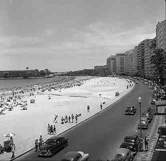 Praia de Copacabana, em 1958: a Princesinha do Mar foi o cenrio de encontros de polticos mineiros, mesmo depois da transferncia da capital federal para Braslia (foto: Arquivo Agncia O Globo)