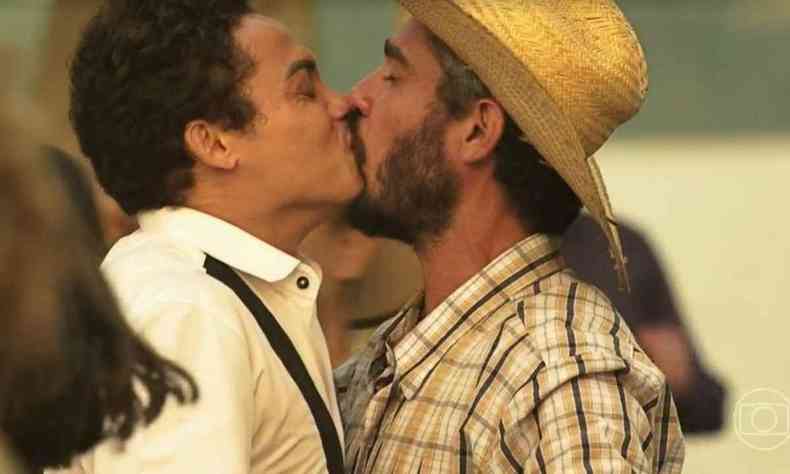 Personagens Zaquieu e Zoinho do beijo na boca em cena de Pantanal
