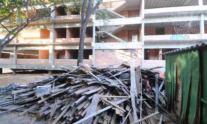 Obra parada na Escola de Belas Artes: dos R$ 12,11 mi orçados, R$ 8,05 mi ainda precisam ser executados (foto: Leandro Couri/EM/D.A Press) Obra parada na Escola de Belas Artes: dos R$ 12,11 mi orçados, R$ 8,05 mi ainda precisam ser executados (foto: Leandro Couri/EM/D.A Press)