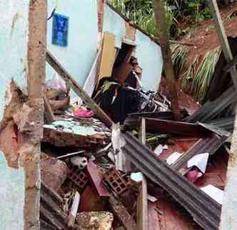 A casa fica colada no barranco que desabou(foto: Super Canal )