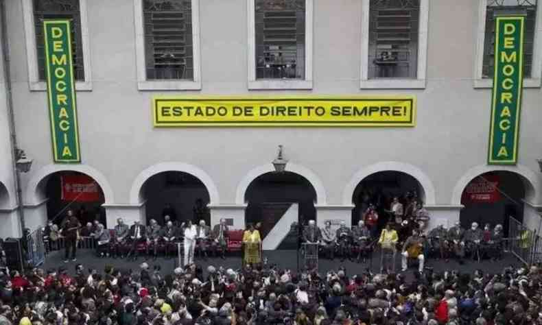 Leitura de carta pela democracia na USP