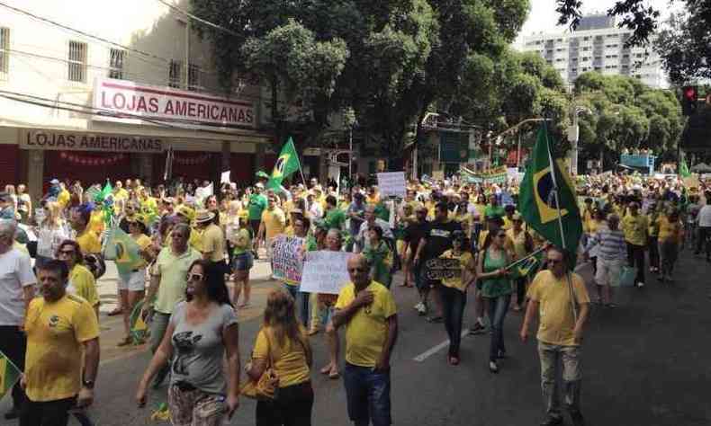 Cerca de 1,5 mil pessoas vestidas de verde e amarelo protestaram em Governador Valadares(foto: Manoel Arcsio)
