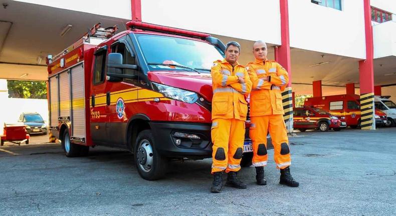 O subtenente Mendes, do Corpo de Bombeiros,ao lado do filho Lucas