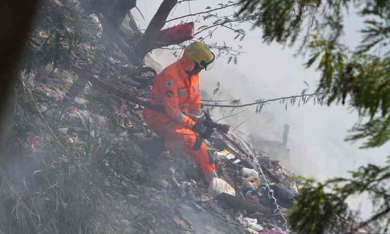 Incêndio em vegetação ameaça casas no Bairro Santa Cruz, em BH(foto: 02/10/2020 - Edesio Ferreira/EM/D.A Press)