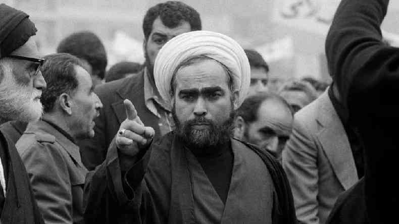 Um clrigo em Teer durante a Revoluo Islmica no Ir
