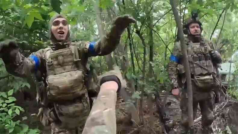 soldados militares guerra da ucrânia dançando cantando michel teló