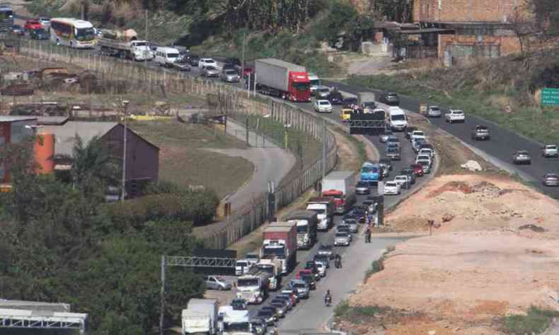 Congestionamento na BR-381 em 5 de setembro, antes do feriado da Independência(foto: Edésio Ferreira/EM/D.A Press - 05/09/2020)