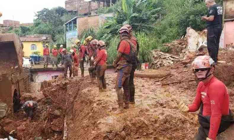 Bombeiros trabalham no resgate de vtimas na Vila Bernadete, no Barreiro, em janeiro de 2020