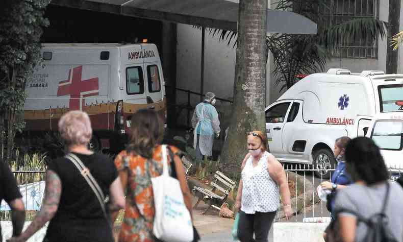 Movimento de ambulncias em entrada para pacientes com COVID-19 na Santa Casa na capital mineira: estado registrou 87.262 casos na ltima semana