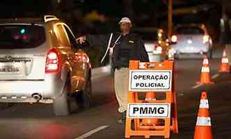 Em seis horas, um total de 319 veculos foram abordados pelo agentes(foto: Marcos Vieira/EM/D.A Press)