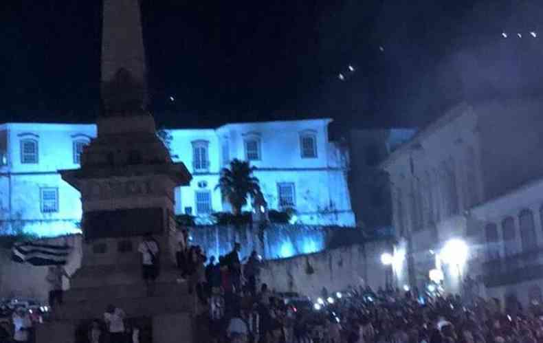 Torcedores do Atlético fazem festa na Praça Tiradentes, em Ouro Preto