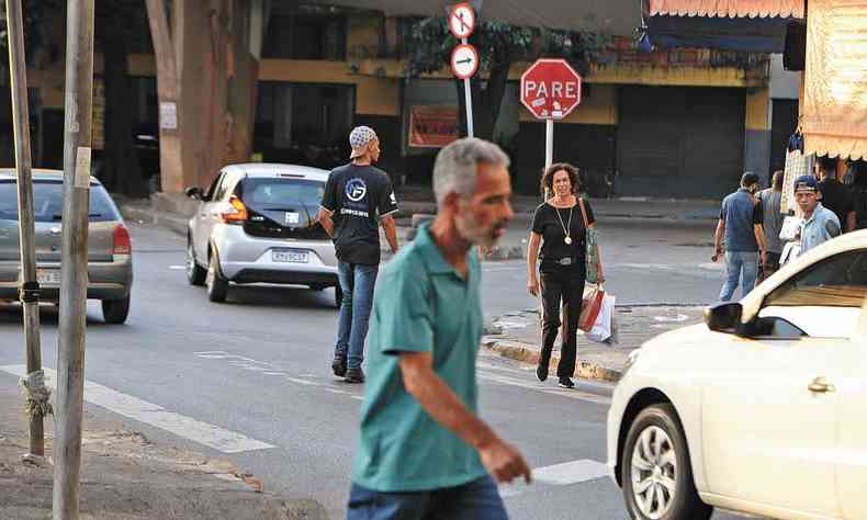 Belo Horizonte - MG. Travessia de pedestres com faixa apagada no entorno da rodoviria de Belo Horizonte: Prefeitura abre consulta pblica sobre travessia de pedestres no Centro da capital