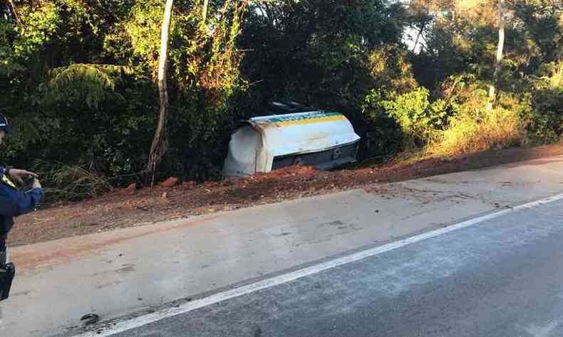 Parte da carreta que tombou caiu fora da pista, mas combustvel vazou e bloqueou as vias de trnsito (foto: Corpo de Bombeiros/ Divulgao )