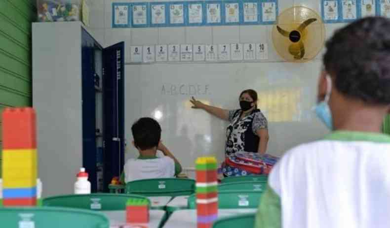 Aps denncia sobre protocolos sanitrios, Comisso de Educao da ALMG visita escolas em Ribeiro das Neves 