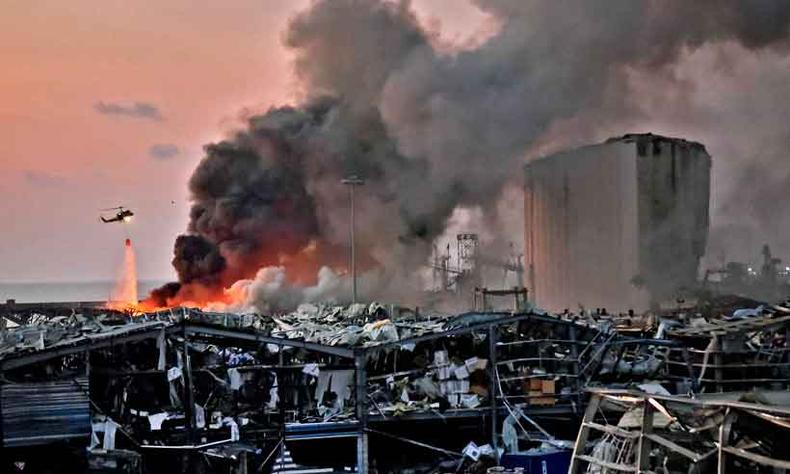 Houve uma sequência de deflagrações explosivas que devastaram a região portuária e foram ouvidas a 200 quilômetros da cidade(foto: afp) Houve uma sequência de deflagrações explosivas que devastaram a região portuária e foram ouvidas a 200 quilômetros da cidade(foto: afp)