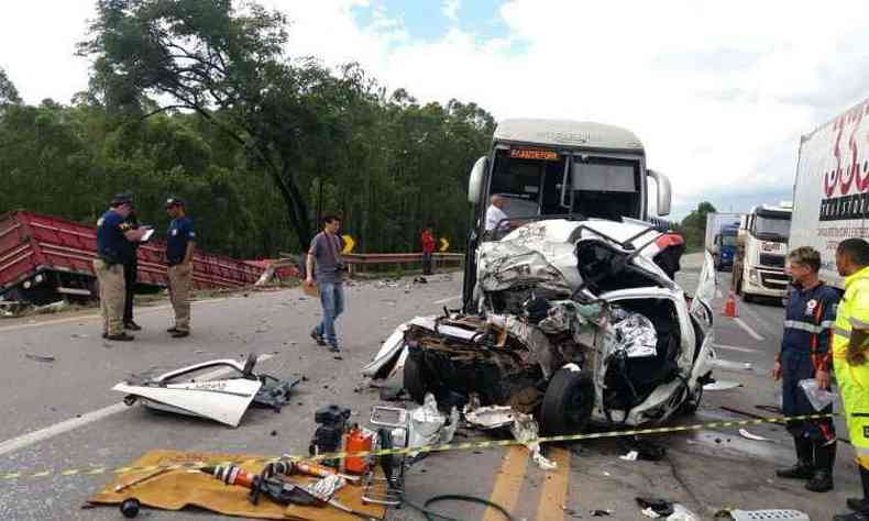 Quatro ocupantes do carro morreram na hora(foto: Polcia Rodoviria Federal/Divulgao)