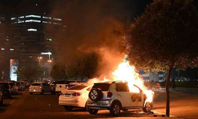 Carro pegando fogo em Braslia