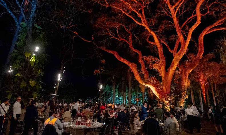 O jantar de Cantídio Lanna foi servido sob o Tamboril, árvore símbolo de Inhotim(foto: Leca Novo e Ana Clara Martins/Divulgação) O jantar de Cantídio Lanna foi servido sob o Tamboril, árvore símbolo de Inhotim