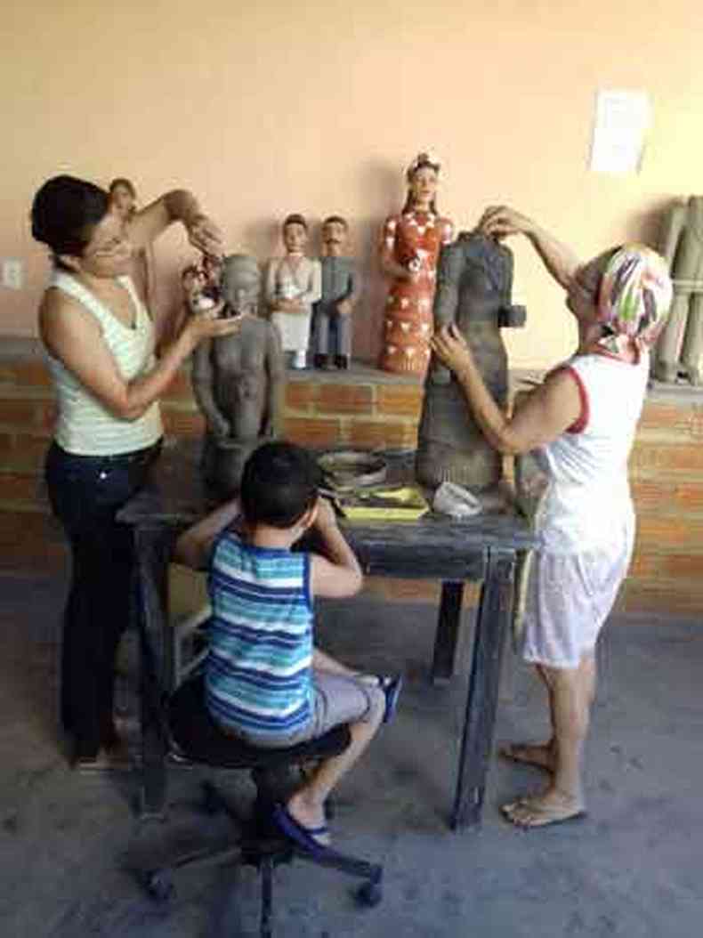 Em ateli de Araua, a artes Glria Andrade (D), com a filha Andria, artista plstica, e o neto Lucas, preserva atividade trtansmitida por geraes de comunidades onde o conhecimento virou patrimnio(foto: Arquivo pessoal)