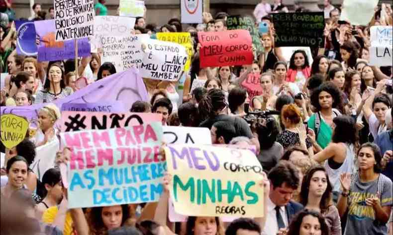 Mulheres manifestando empunhando cartazes pelo direito ao prprio corpo