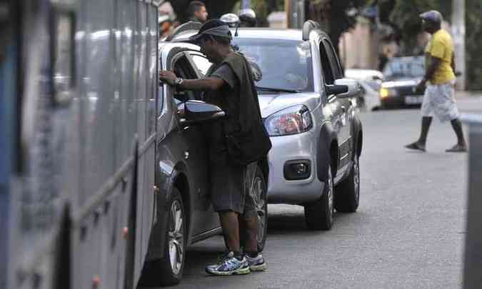 Motorista  abordado na Rua Cear, praticamente no meio da via(foto: Juarez Rodrigues/EM/D.A PRESS)