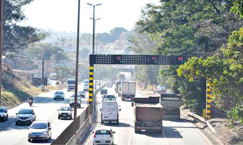 Radar fixo no Anel Rodovirio: a partir de hoje, fiscalizao de velocidade nas rodovias federais fica por conta dos 8 mil equipamentos desse tipo no pas. Os mveis, 23 em Minas, esto suspensos(foto: Alexandre Guzanshe/EM/D.A Press)