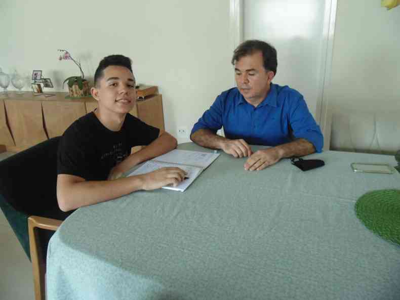 Empresrio Anderson Torquato, com o filho Victor, quer retomada imediata das aulas(foto: LUIZ RIBEIRO/EM/D.A.PRESS)