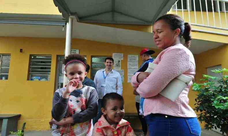 Rosimeire Aparecida da Silva com as Ana Luiza e Maria Ceclia Vacinao no Centro de Sade Nossa Senhora de Ftima, no bairro Serra(foto: Gladyston Rodrigues/EM/D.A Press)