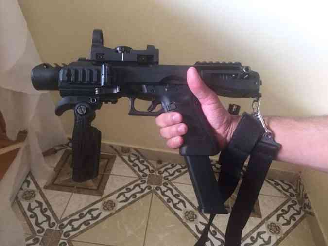 Arma apreendida tinha mira laser(foto: Polcia Militar / Divulgao)