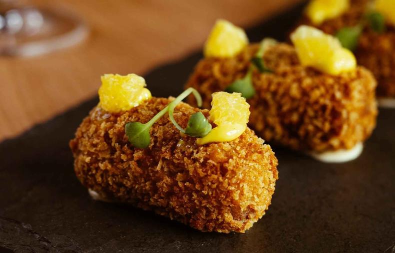 Croqueta de pato com emulso de aafro espanhol e laranja la matta