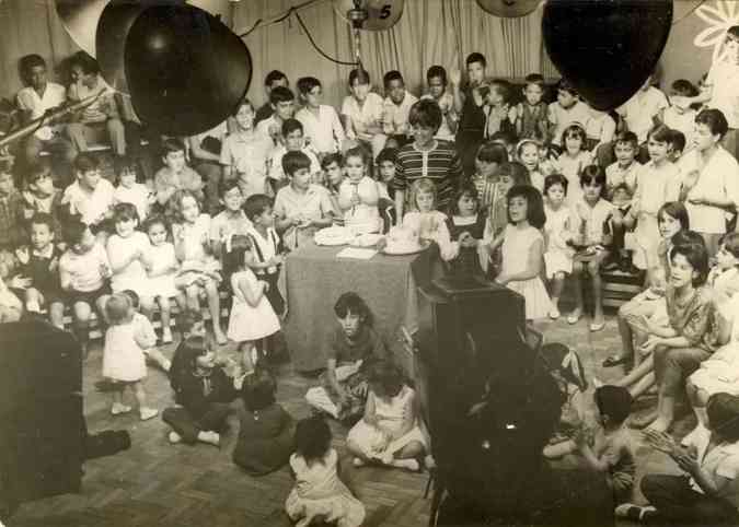 Imagens de arquivo mostram a alegria das crianas perto de Tia Dulce, durante a apresentao do Clubinho.Arquivo EM