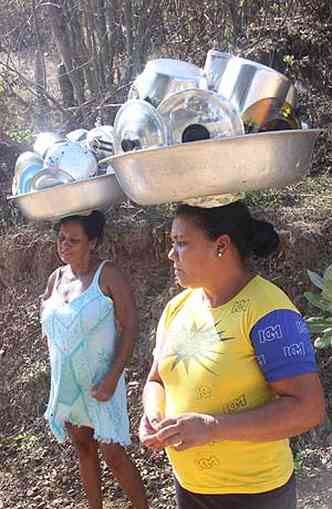 Adriana e Neusa lavam vasilhas no rio para reduzir conta de água(foto: Jair Amaral / EM / D.A Press)