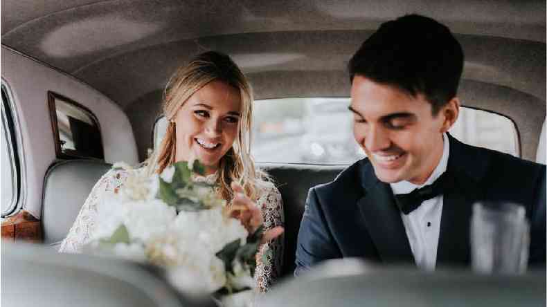 Casal recm-casado dentro de carro