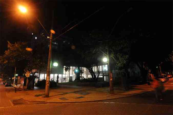 Dois bandidos levaram celular dos alunos na porta da Escola de Arquitetura, na esquina das ruas Gonalves Dias e Paraba, na Savassi(foto: Marcos Vieira/EM/D.A Press)