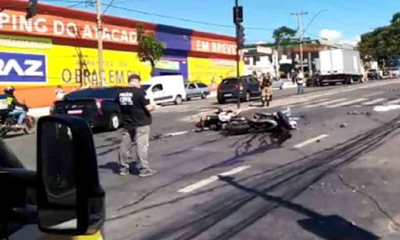 Jovem de 20 anos invadiu um semforo na Avenida Amazonas e bateu numa moto que passava pelo cruzamento(foto: Reproduo)