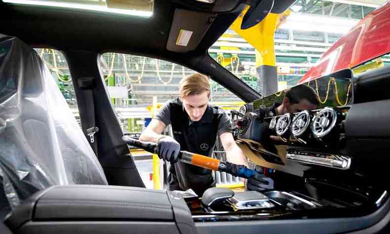 Uma das maiores empregadoras da Alemanha, com 140 mil postos de trabalho, a Daimler declarou recentemente que %u201Ca indstria automobilstica passa pela maior transformao de sua histria%u201D (foto: Thomas Kienzle/AFP - 6/2/2019)
