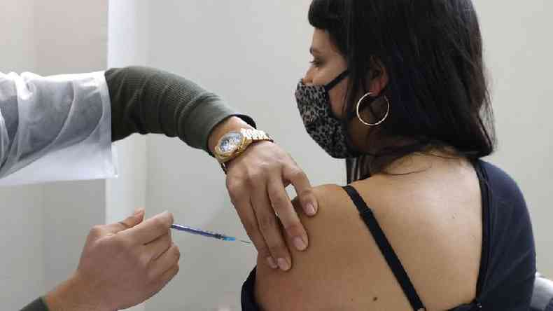 Mulher sendo vacinada contra covid em Israel