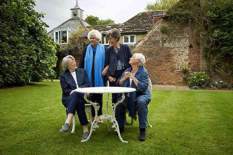 As atrizes Maggie Smith, Joan Plowright, Eillen Atkins e Judi Dench conversam sobre a vida e a carreira no filme Ch com as damas(foto: Mark Johnson/divulgao)