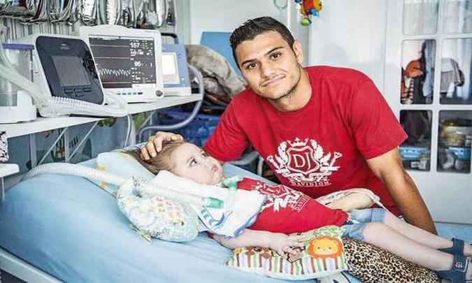 Os pais de Jonatas são suspeitos de gastar indevidamente parte do dinheiro arrecadado para o tratamento do garoto(foto: Facebook/Reprodução) Os pais de Jonatas são suspeitos de gastar indevidamente parte do dinheiro arrecadado para o tratamento do garoto(foto: Facebook/Reprodução)