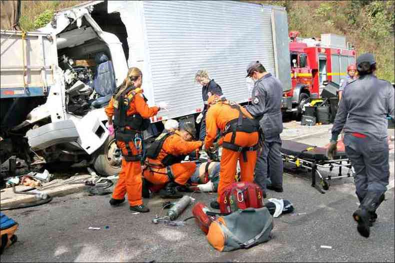 Resgate dramtico na MGC-356: acidente com carreta e caminho-ba mobilizou 20 viaturas, 3 ambulncias do SAMU, alm do helicptero Arcanjo dos bombeiros em junho do ano passado. (foto: Jair Amaral/EM D.A.Press)