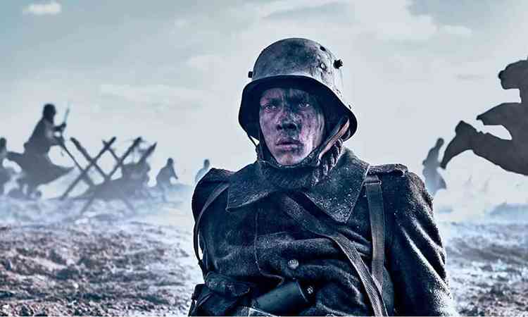 Felix Kammerer interpreta jovem soldado com olhar assustado no filme 'Nada de novo no front'