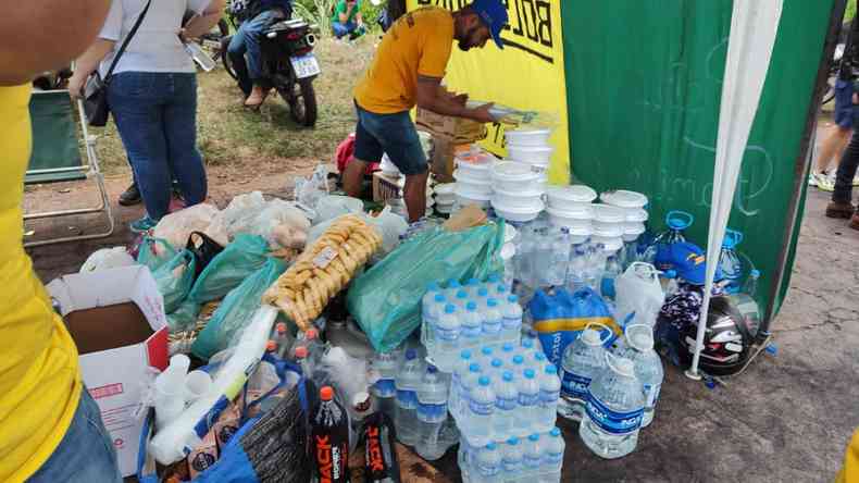 Alimentos e gua para os manifestantes