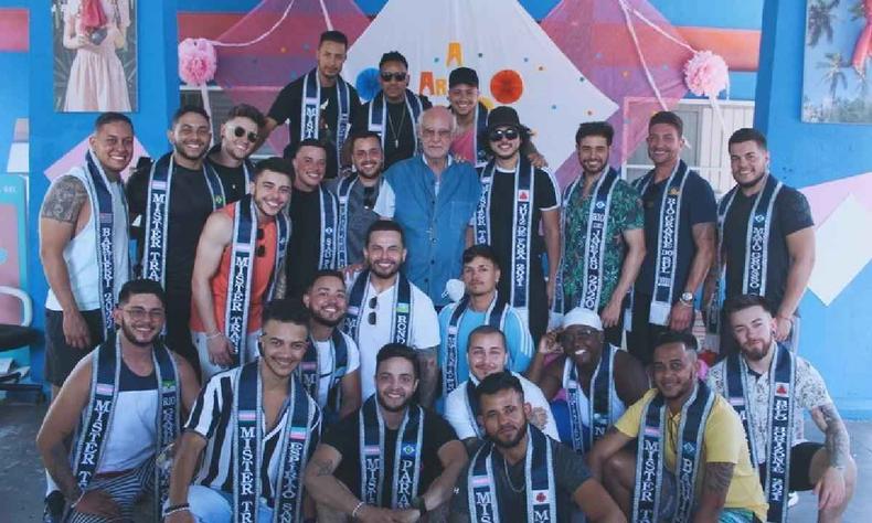 Padre Júlio Lancelotti com participantes do Mister Brasil Trans na Casa Florescer, em São Paulo(foto: Tomás Araújo) Padre Júlio Lancelotti com participantes do Mister Brasil Trans na Casa Florescer, em São Paulo