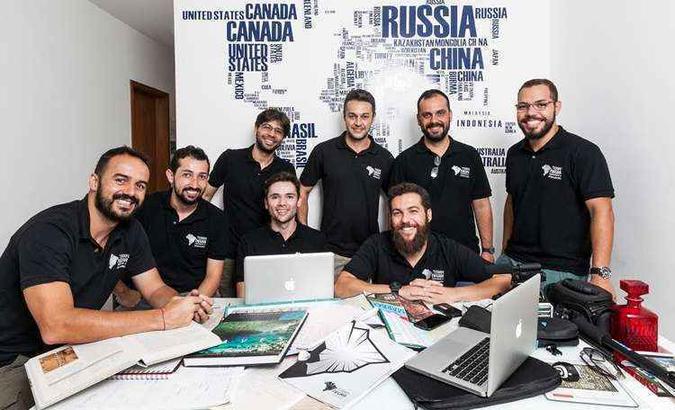 Professores Percy, Vitor Augusto, Ângelo Bagni, Juninho, Marcelo e outros: proposta inovadora de mostrar o Brasil em uma expedição de 10 mil quilômetros.(foto: Terra Negra/Divulgação) Professores Percy, Vitor Augusto, Ângelo Bagni, Juninho, Marcelo e outros: proposta inovadora de mostrar o Brasil em uma expedição de 10 mil quilômetros.(foto: Terra Negra/Divulgação)
