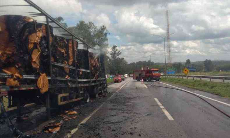 Carreta pegou fogo na rodovia(foto: Corpo de Bombeiros/Divulgao )
